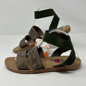 NWT Muk Luks Women’s Taupe Sandals Green Accent Size 11 STORE MODEL